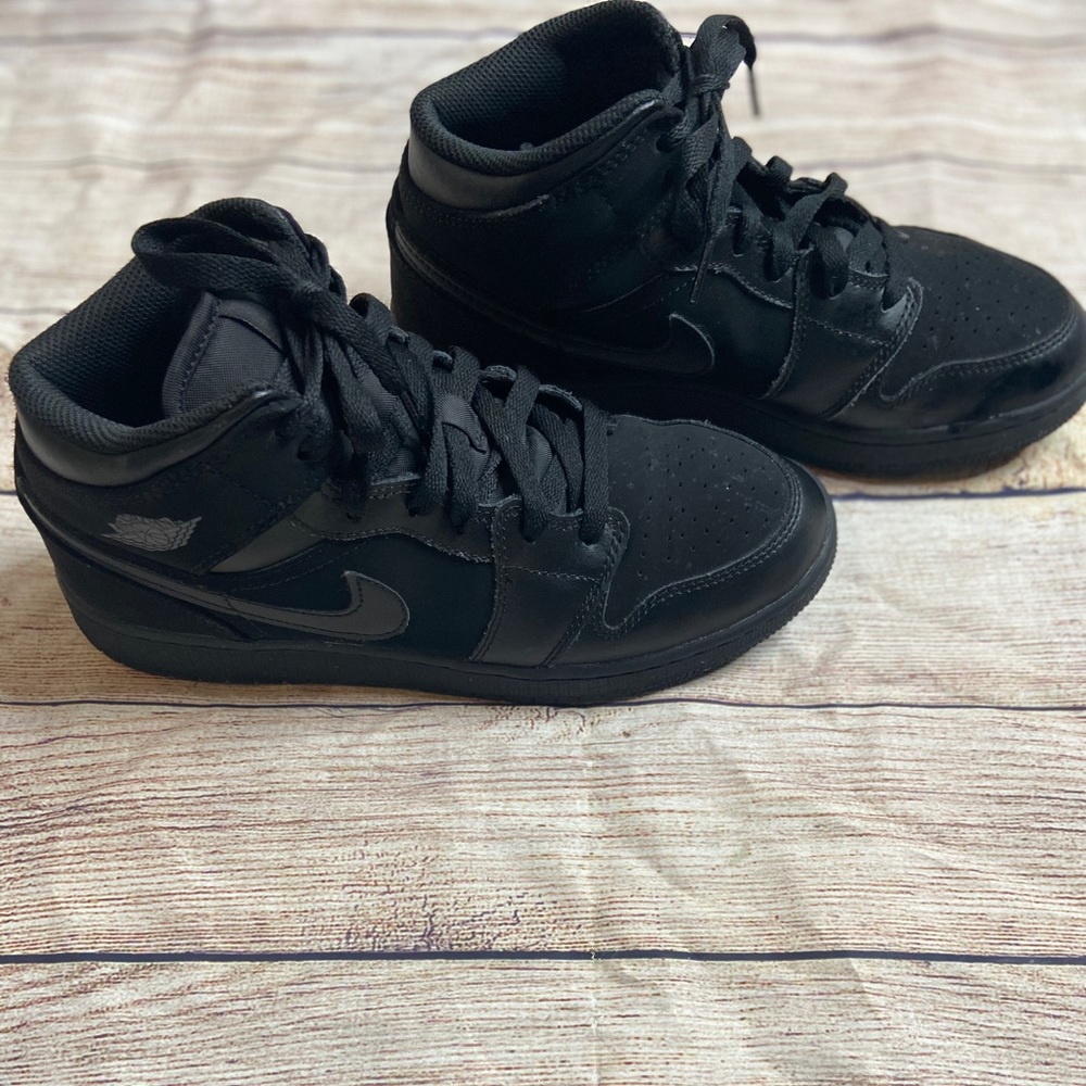 Air Jordan 1 Mid: 6.5Y= 8 Women’s